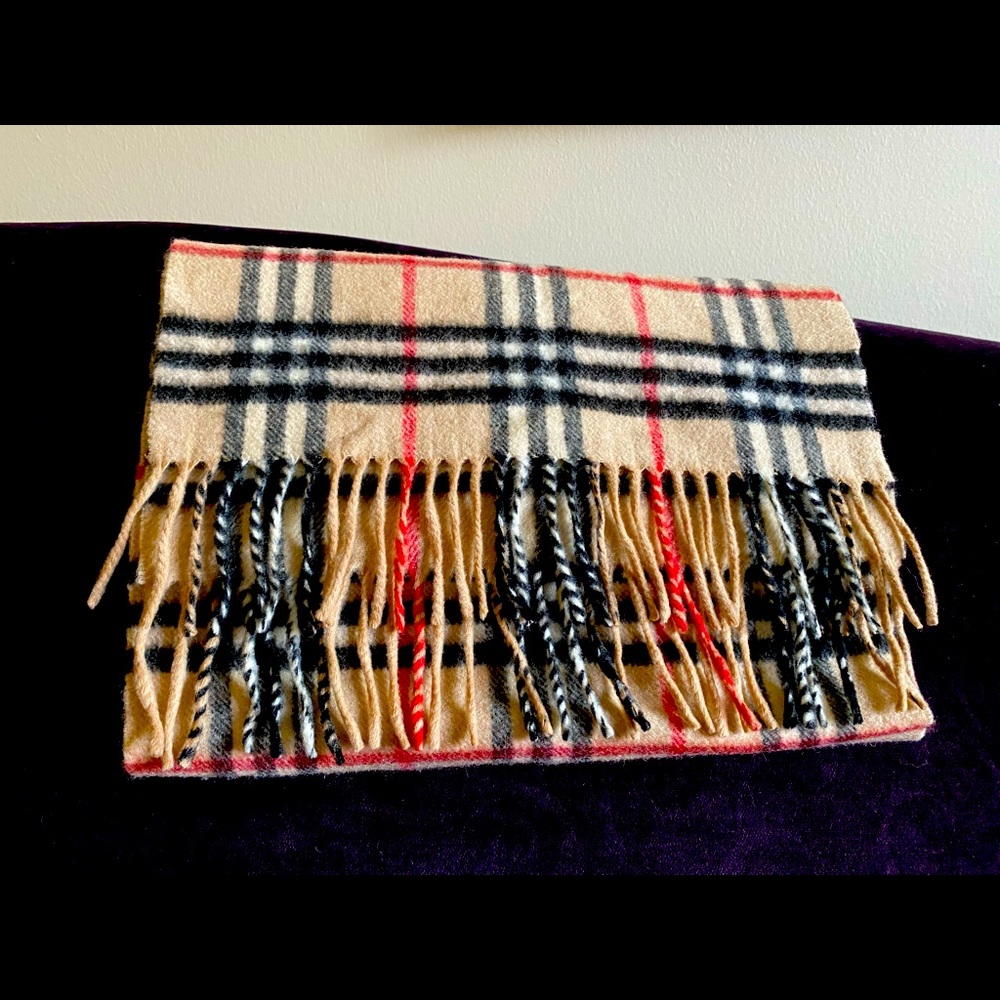 Burberry- scarf 🧣. 100% Cashmere.
